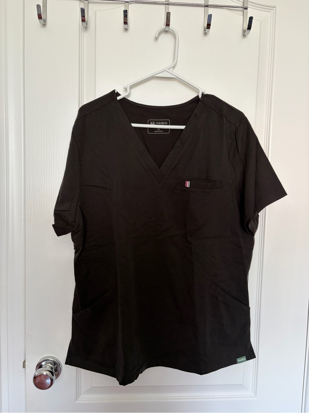 Mediclo Black V-Neck Scrub Top